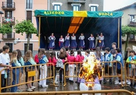 Tradizioa mantenduz, 'Piku' erretzen agurtu zituzten aurtengo Azintzio jaiak legorretarrek.