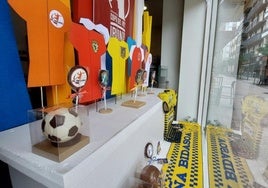 Chocolate y balonmano, combinación muy irundarra, en el escaparate de Chocolates de Irun.