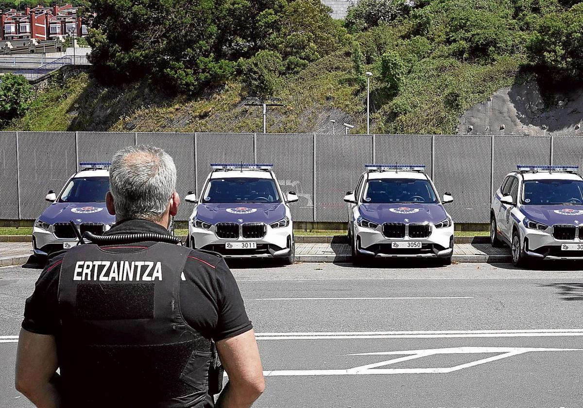 El Gobierno Vasco fulmina a un alto cargo por problemas en la compra de 300 coches de la Ertzaintza