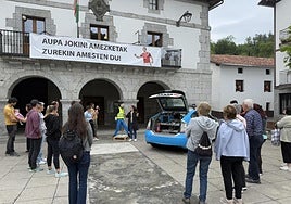 Vecinos y vecinas de Amezketa participan en las primeras demostraciones del vehículo LandaGO.