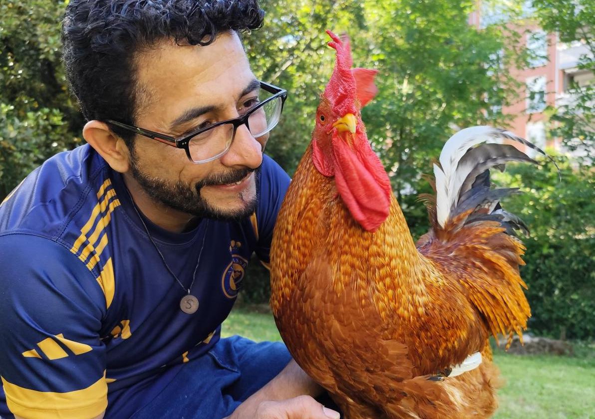 'Cheeku' se engalla ante la cámara del fotógrafo. Junto a él, su compañero y amigo Imran, el pintor de Peshawar.