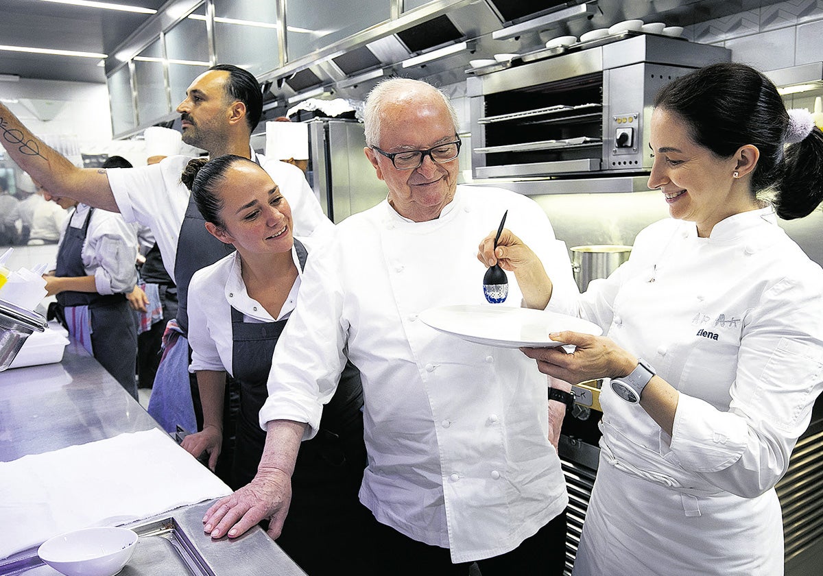 Cynthia Yaber, jefa de cocina de Arzak, junto a Juan Mari y Elena.