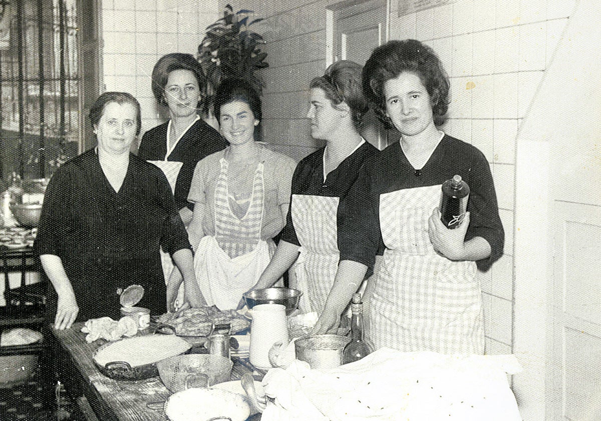 Parte del equipo del restaurante junto a Paquita Arratibel. 