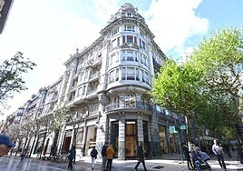 Esquina de la Avenida de la Libertad con la calle Getaria, uno de los rincones comerciales más exclusivos de San Sebastián.