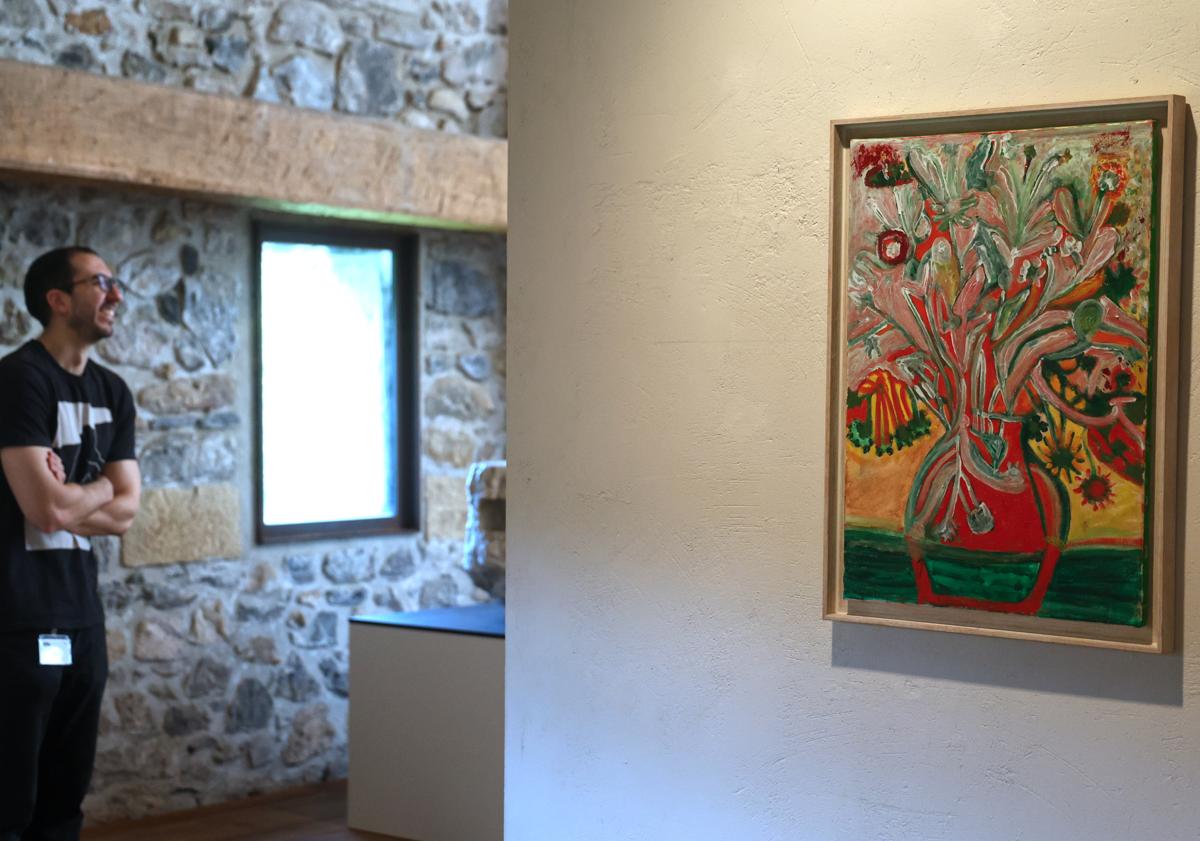 Imagen principal - Uno de los cuadros pintados por Pilar, Pedro y Mikel Chillida, Massagué y Solana en la presentación. Debajo, Chillida y Belzunce .