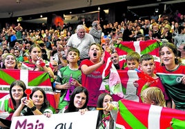 Vecinos de Berriatua se desplazaron a Gernika para animar a sus jugadoras.