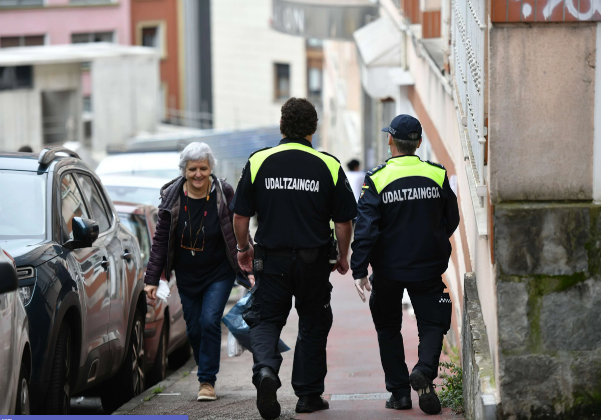 Dos guardias municipales caminan por la calle.