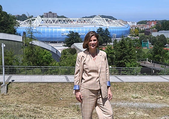 Ane Oyarbide, en Illunbe con la ciudad deportiva de Anoeta al fondo.