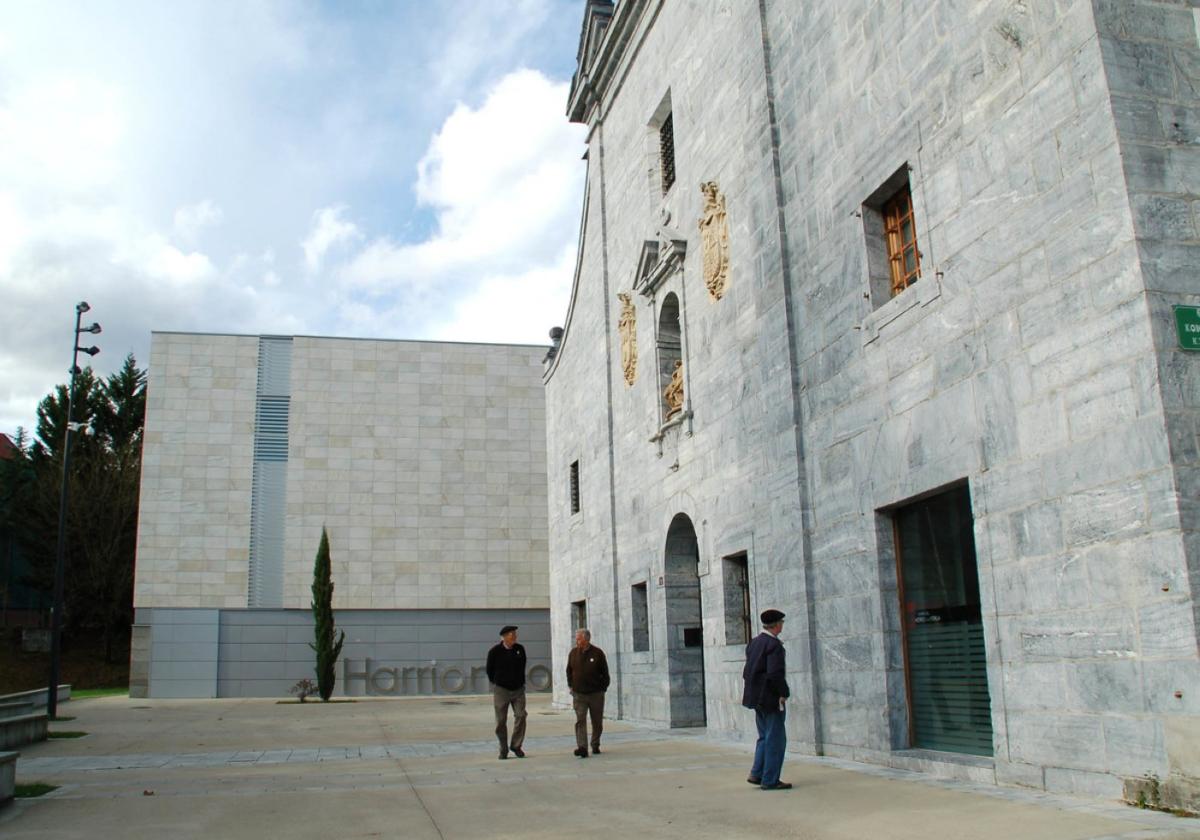 Personas mayores en la puerta de la casa de cultura de Lesaka.