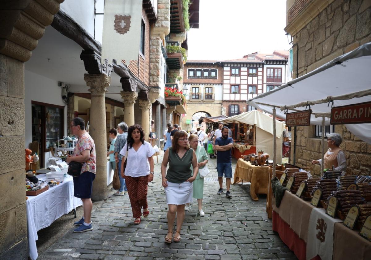 Habrá más de ochenta puestos de artesanía y alimentación diseminados por el casco histórico.