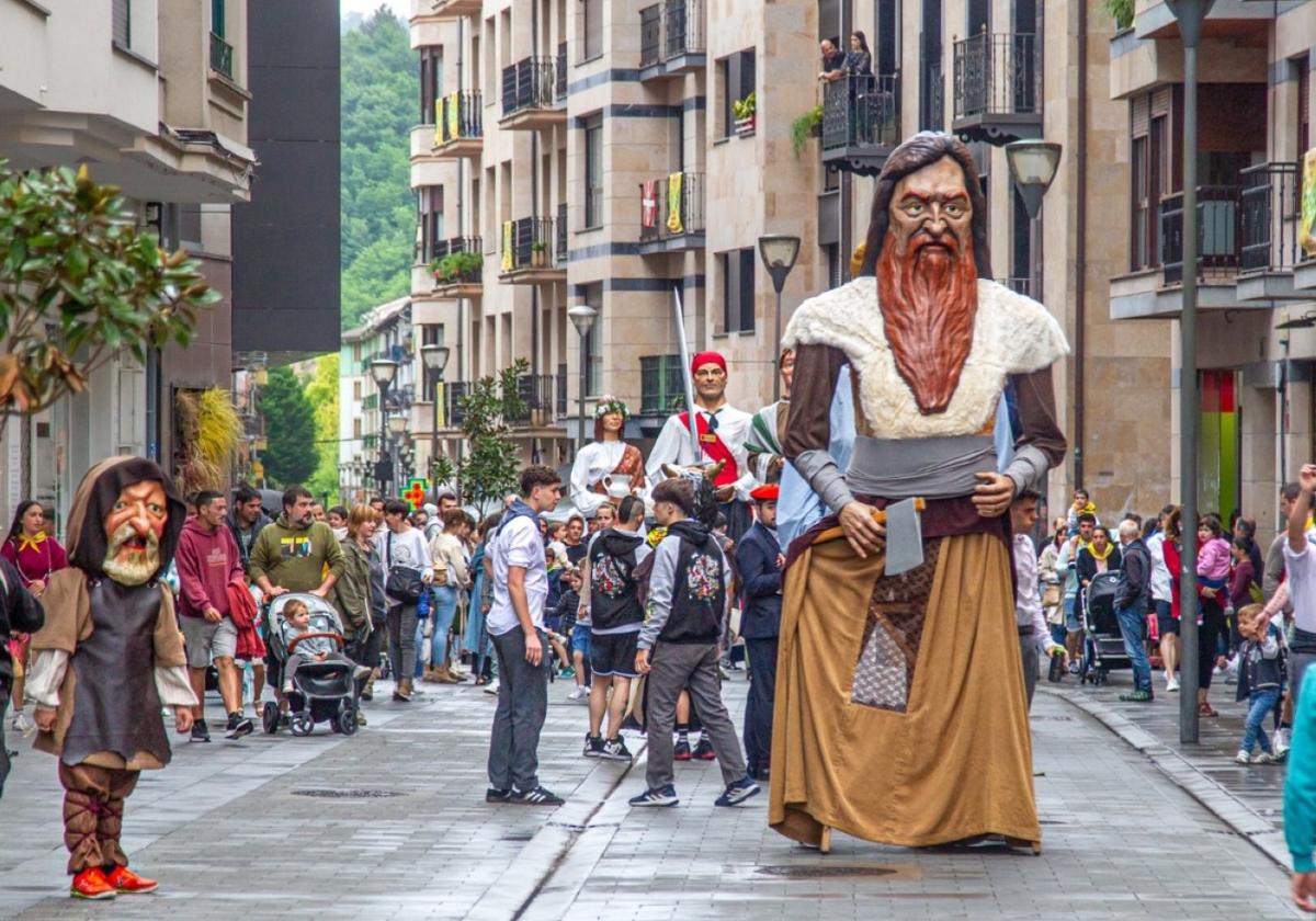 La comparsa de gigantes y cabezudos Ekaitz será la encargada de arrancar con la jornada festiva.