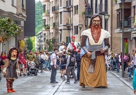 La comparsa de gigantes y cabezudos Ekaitz será la encargada de arrancar con la jornada festiva.
