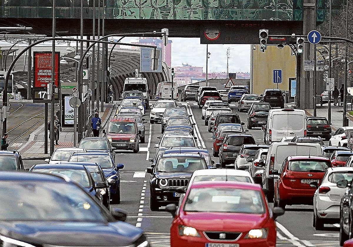 Tráfico intenso en una de las entrada a Bilbao.