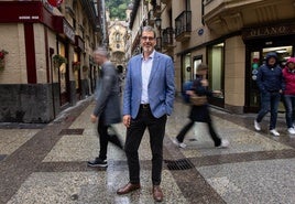 El alcalde, Eneko Goia, en la calle Mayor, tras la entrevista con DV.