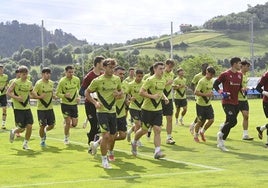 Los jugadores del Sanse, con Goti y Mariezkurrena tirando del grupo, se ejercitan en Zubieta