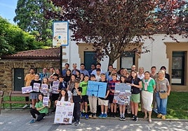 Componentes del Consejo infantil, representantes municipales y el presidente de UNICEF en Euskadi al pie de la nueva señal en la plaza Clara Larrañaga, esta mañana.