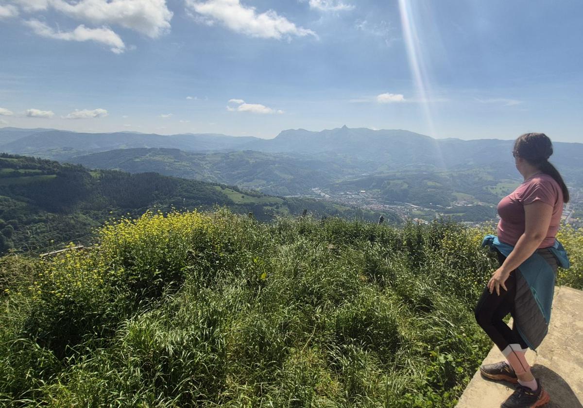 Las vistas desde la cruz de Usurbe enamoran a cualquier, con un impresionante Larrunarri al frente.