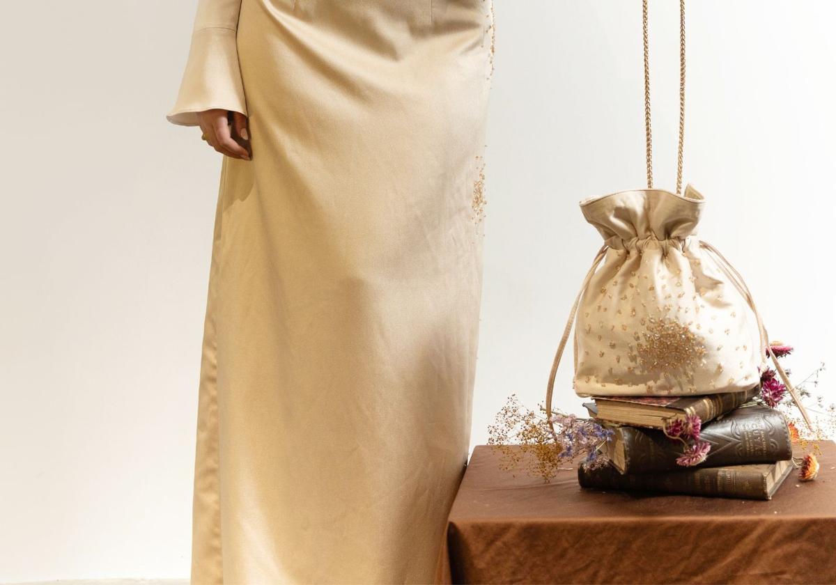 Los looks de invitada siempre con bolso pequeño
