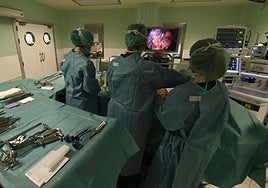 Un equipo médico realiza una operación en el quirófano de un hospital.