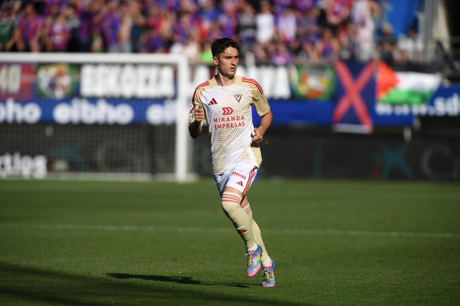 Jon Gorrotxategi en un partido del Mirandés.
