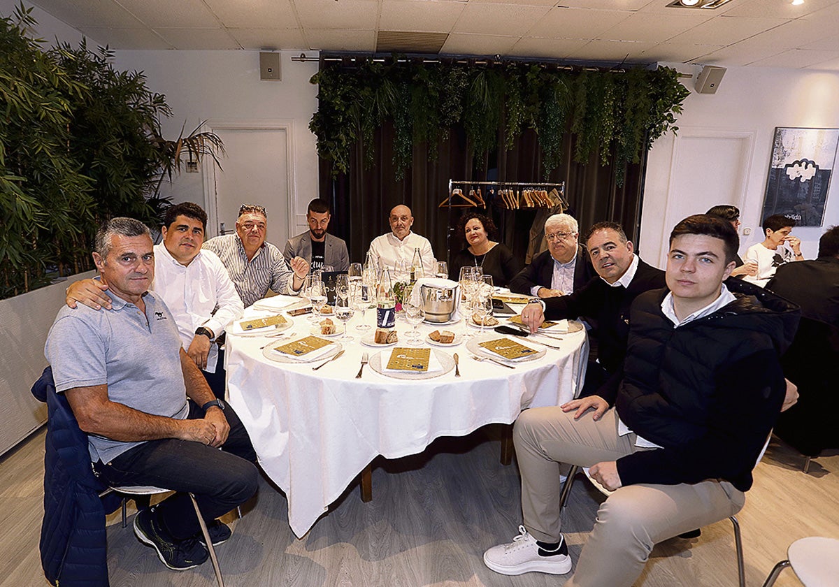 Iñaki Larrañaga, Asier Larrañaga, Jon Berregui, Eñaut Sala, Iñigo Marín, Amaia Lekuona, Joti Díaz, Napoleón Lertxundi y Julen Lertxundi posan en el Tenis Ondarreta