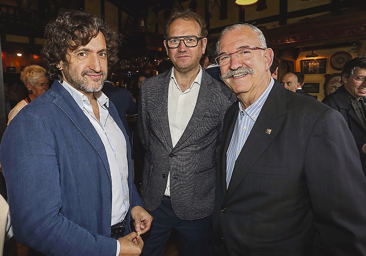 José Ramón Urtasun, Igor Arregi y Pedro Subijana, tres de los más de 100 invitados que estuvieron presentes en el encuentro gastronómico, durante el cóctel que se celebró en el Pub Wimbledon