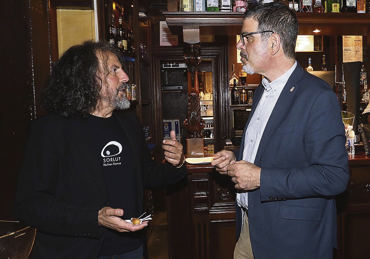 Eneko Goia charla con Mon Abad, de Ostras Sorlut, que volvió a acercar el mejor producto posible para este encuentro gastronómico