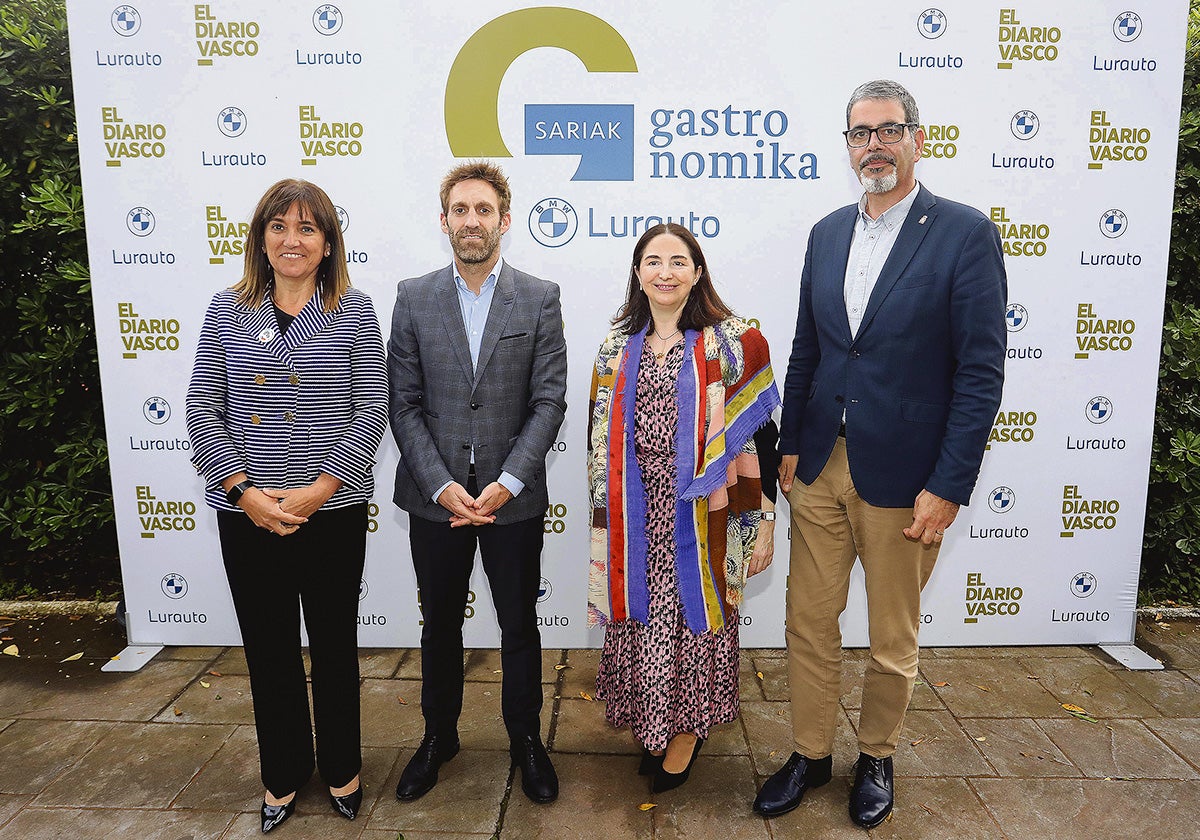 Por el photocall pasaron cocineros, proveedores, representantes institucionales y el mundo de la gastronomía en su conjunto. En la imagen, Amaia Barredo, consejera de Alimentación, Desarrollo Rural, Agricultura y Pesca; Iñigo Martín, director general de El Diario Vasco; Elena Arzak, galardonada con el Gran Premio Gastronomika Sariak BMW Lurauto 2025; y Eneko Goia, alcalde de Donostia-San Sebastián