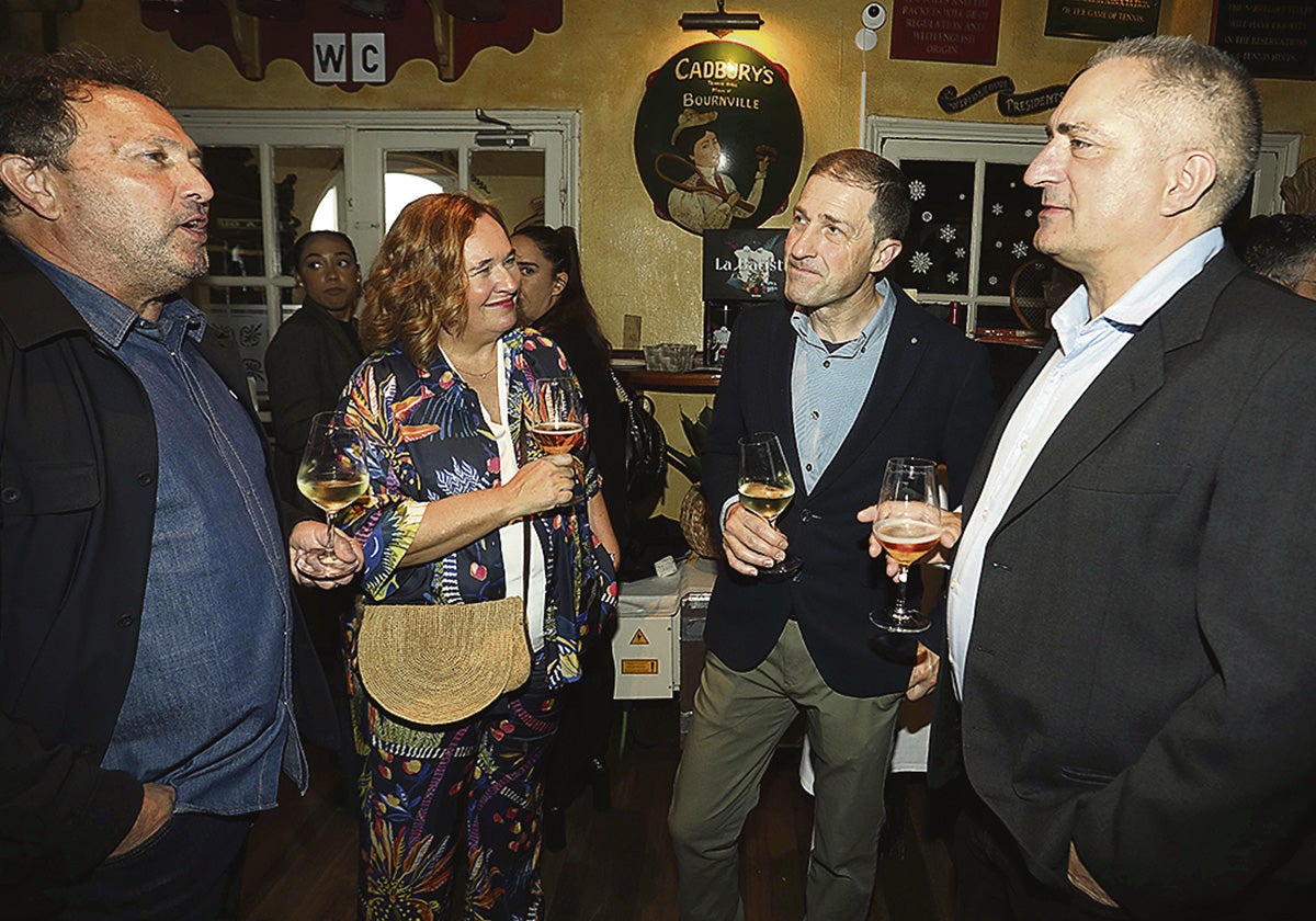 Miguel Montorio, Itsasne Markaide, Carlos Muro y Tomás Olasagasti compartieron impresiones antes de que el evento arrancara en el comedor principal