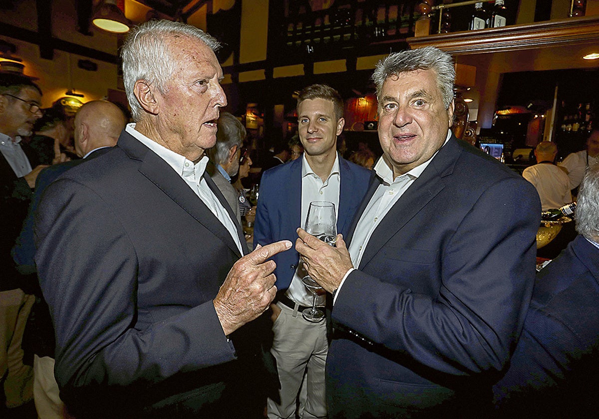 Tristán Montenegro, Mikel Ubarrechena y David Mateos charlaron durante el cóctel que tuvo lugar en el Pub Wimbledon