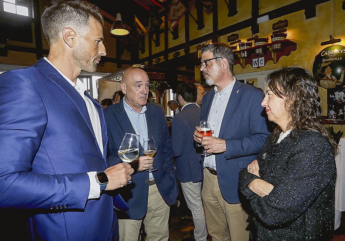 Iosu Larrarte, Javier Yurrita, Eneko Goia y Leire Caridad charlaron poco antes de que arrancara la gala de los Gastronomika Sariak BMW Lurauto 2025 que se celebró el pasado 19 de mayo