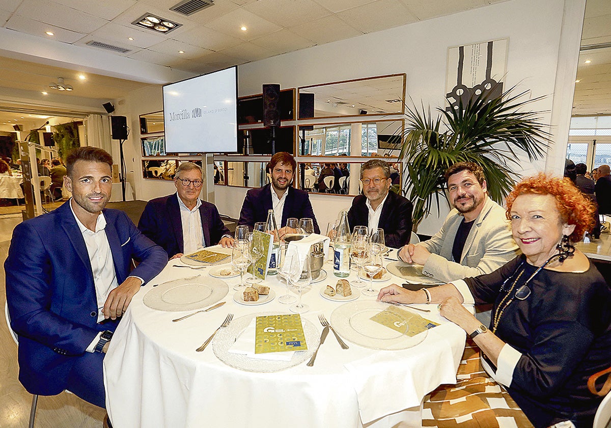 Iosu Larrarte, Eusebio Arbelaitz, Imanol Zubelzu, Mitxel Ezquiaga, que fue el presentador de la gala, Carlos Collado y Amaia Ortuzar, instantes antes de que comenzara la cena