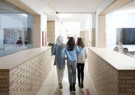 Tres adolescentes pasean por las instalaciones de un centro educativo de Ordizia.