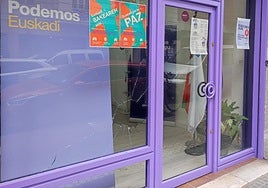 La sede de Podemos Euskadi en Donostia, con un cristal roto tras el ataque sufrido de madrugada