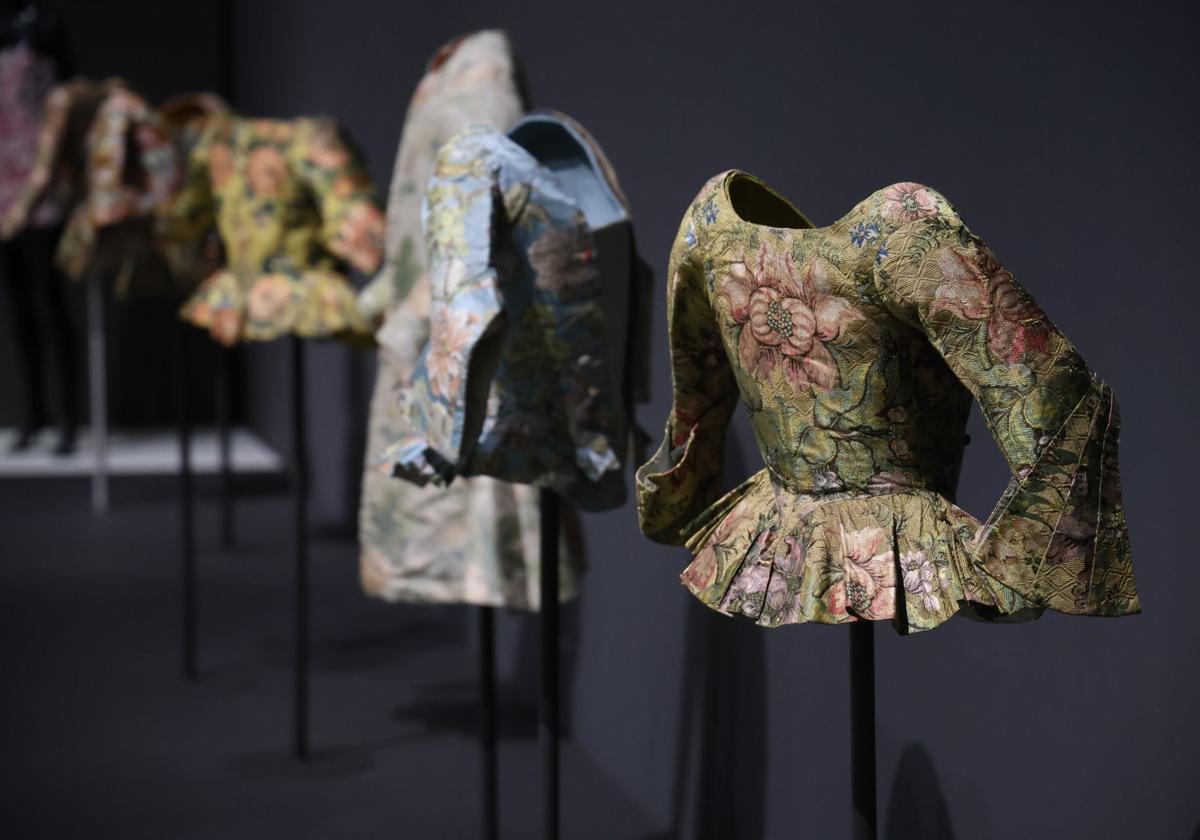 Algunas de las piezas con motivos florales que pueden verse en la exposición.