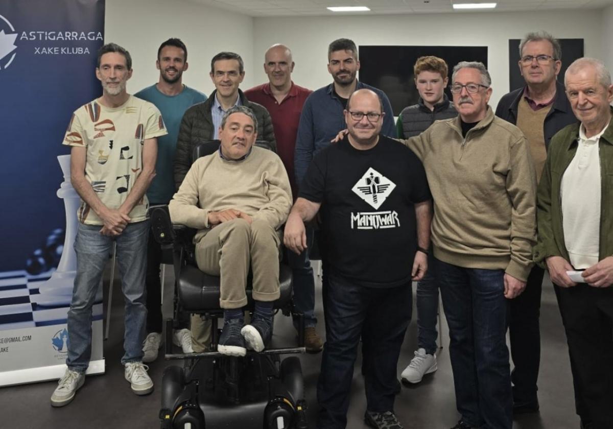 Miembros del club de ajedrez de Astigarraga junto al maestro Alejandro Franco.