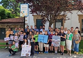 Niños y niñas del Consejo, representantes municipales y el presidente de Unicef en Euskadi al pie de la señal.