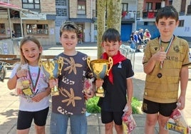 Equipo joven que partició en el festival de ajedrez Mantangorri.