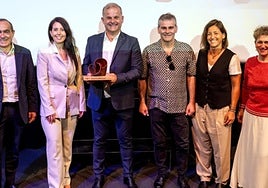 Gipuzkoako Foru Aldundiko, La Guipuzcoanako eta Azkoitiko Udaleko ordezkariak, atzo ospatutako sari banaketa ekitaldian.