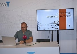 El concejal de Urbanismo durante su comparecencia para explicar el estado actual de los proyectos .
