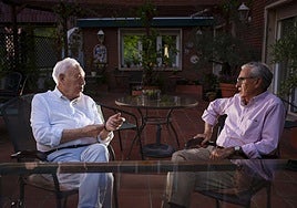 José Manuel García-Margallo yRamón Jáuregui, en un momentode su charla en la tarde del juevesde esta semana.