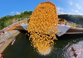 El Lagunduck organizado por Acción Marianista congregó ayer a cientos de donostiarras en el puente de Mundaiz para apoyar el evento solidario. La carrera de los 10.000 patos lanzados al agua (todos ellos fueron recogidos en el puente María Cristina) fue la excusa para donar fondos para ayudar en la educación y alimentación de niños de barriadas del sur de Bogotá. No solo corrieron los patos sino decenas de niños en las carreras organizadas en paralelo.