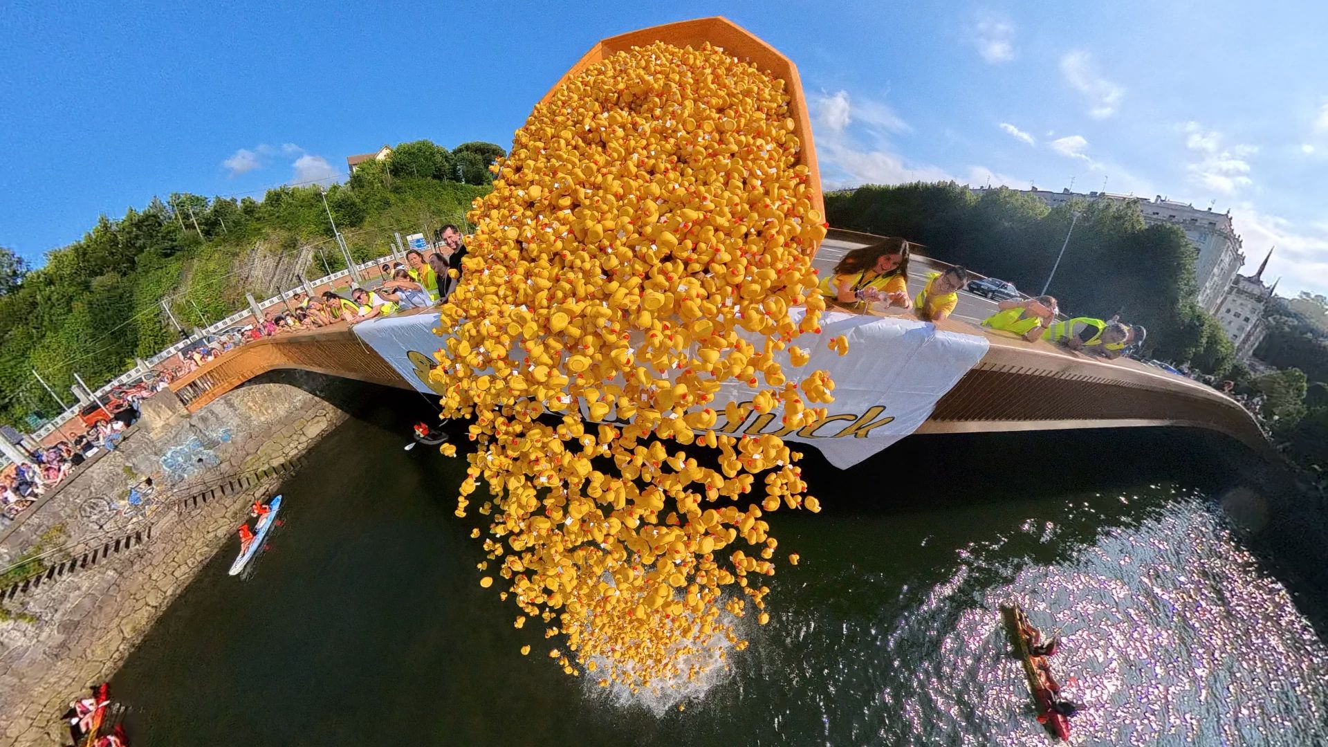 Sirimiri: Lagunduck lanza 10.000 patos al Urumea