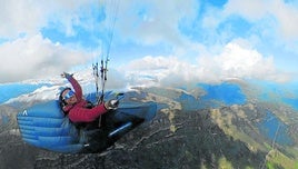 Mattin Iñiguez se hace un selfie mientras sobrevuela una cordillera, con nieve