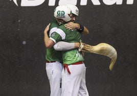 Imanol López y Aritz Erkiaga se abrazan tras ganar la final.