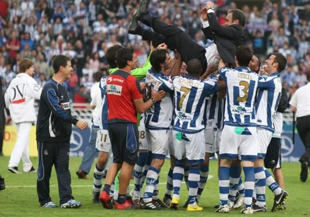 Los jugadores mantean a Lasarte el día del ascenso.