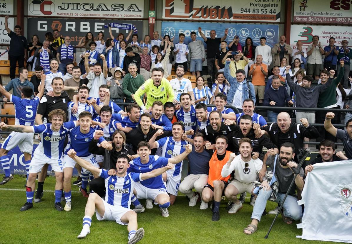 Los jugadores del Beasain festejan tras su victoria en Portugalete.