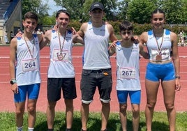 Los cuatro medallistas con el entrenador Hodei Sasiain.