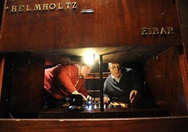 Los hermanos Juan Luis y Jesús María Agirre preparan un órgano Helmholtz para uno de los conciertos organizados .