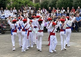 Los dantzaris ofrecieron unentretenido espectáculo.